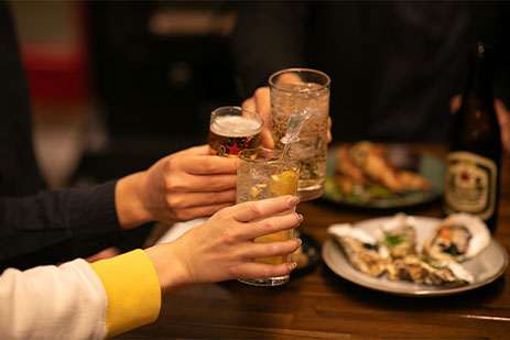 カウンターでの食事イメージ